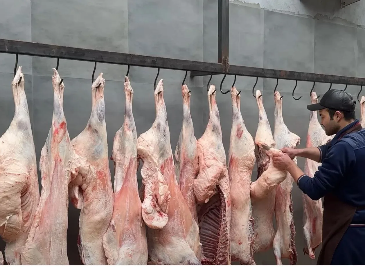 Часто на узбекских базарах можно увидеть, что продавцы мяса обязательно вывесят половой...