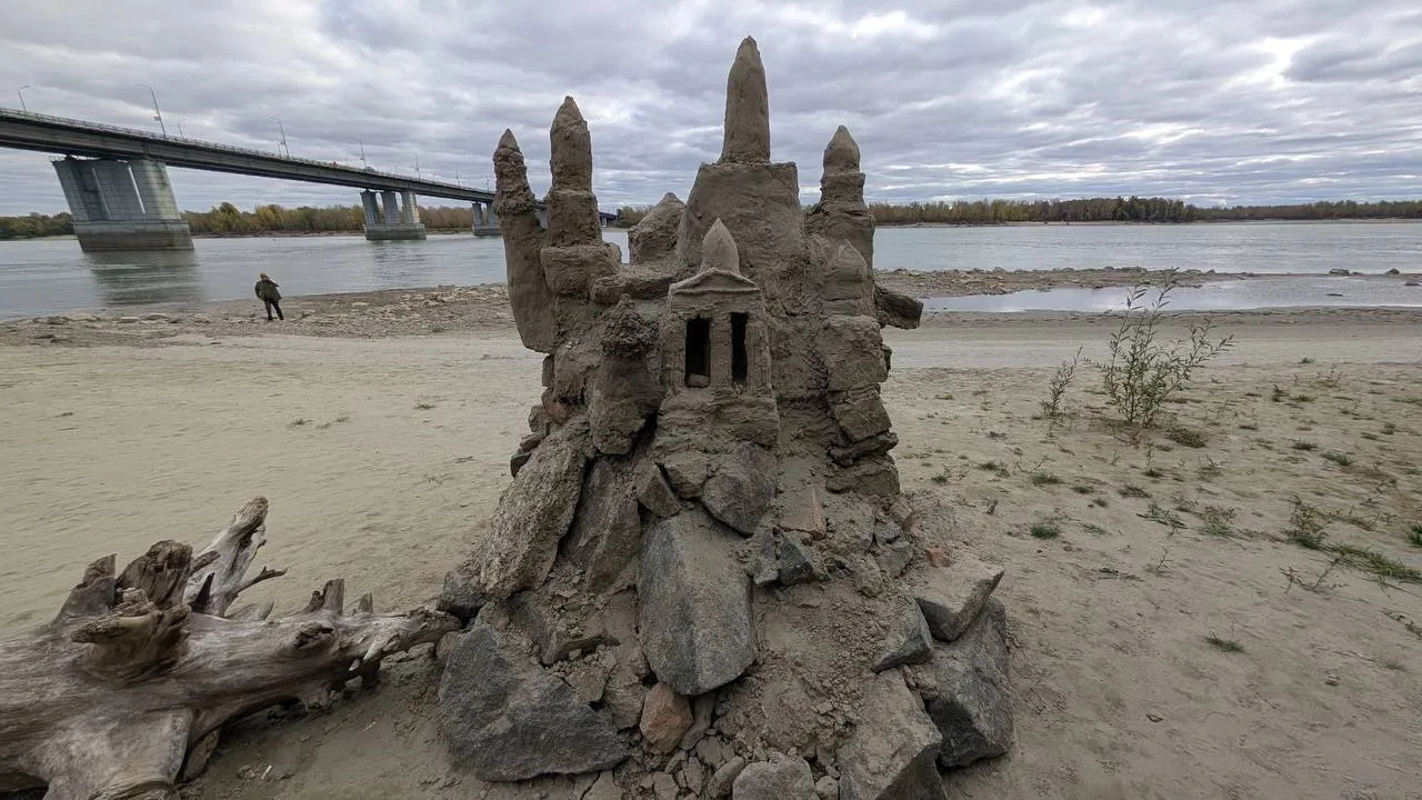 🏜️ На барнаульской набережной появился необычный замок