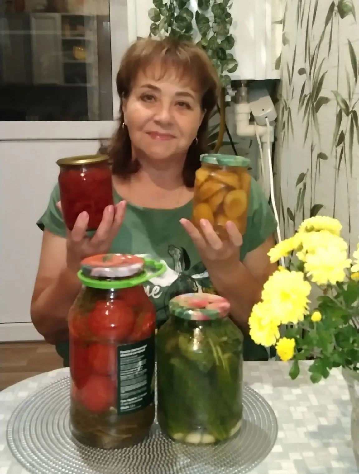 Устьянка Надежда Фомичева и раньше запасалась на всю зиму домашними соленьями и варенья...