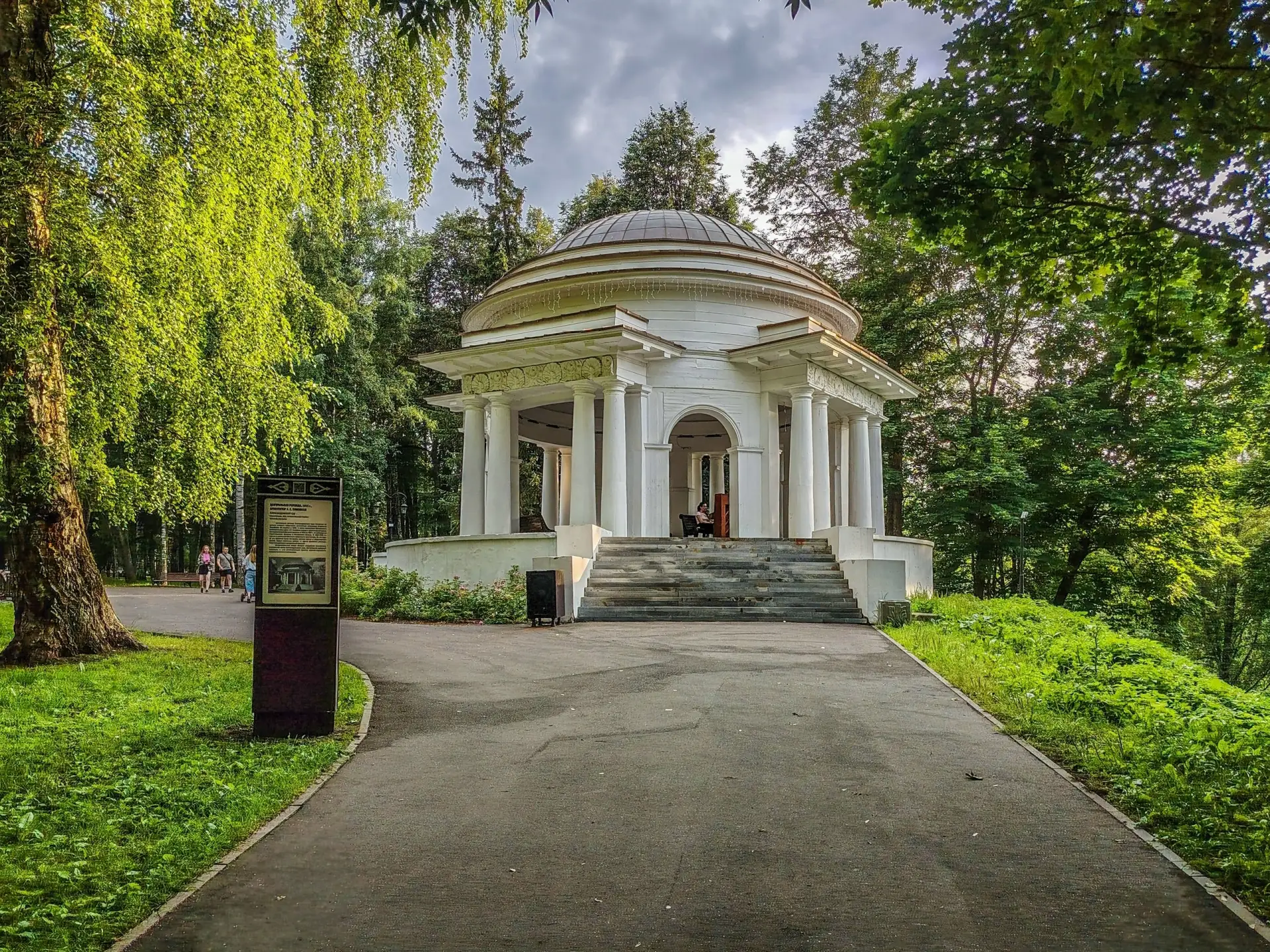 «Вино из одуванчиков — это пойманное и закупоренное в бутылке лето».
