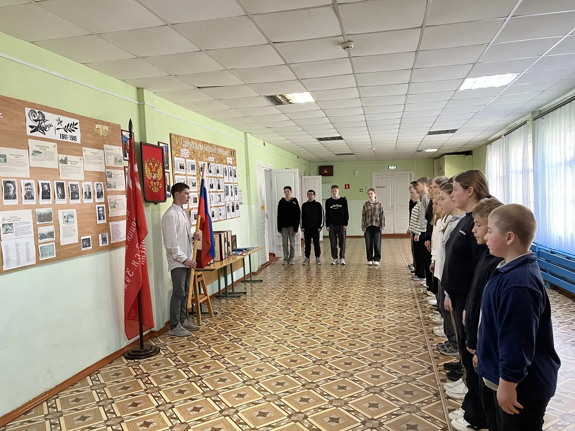 🇷🇺Новая учебная неделя традиционно началась с торжественного выноса флага и исполнени...