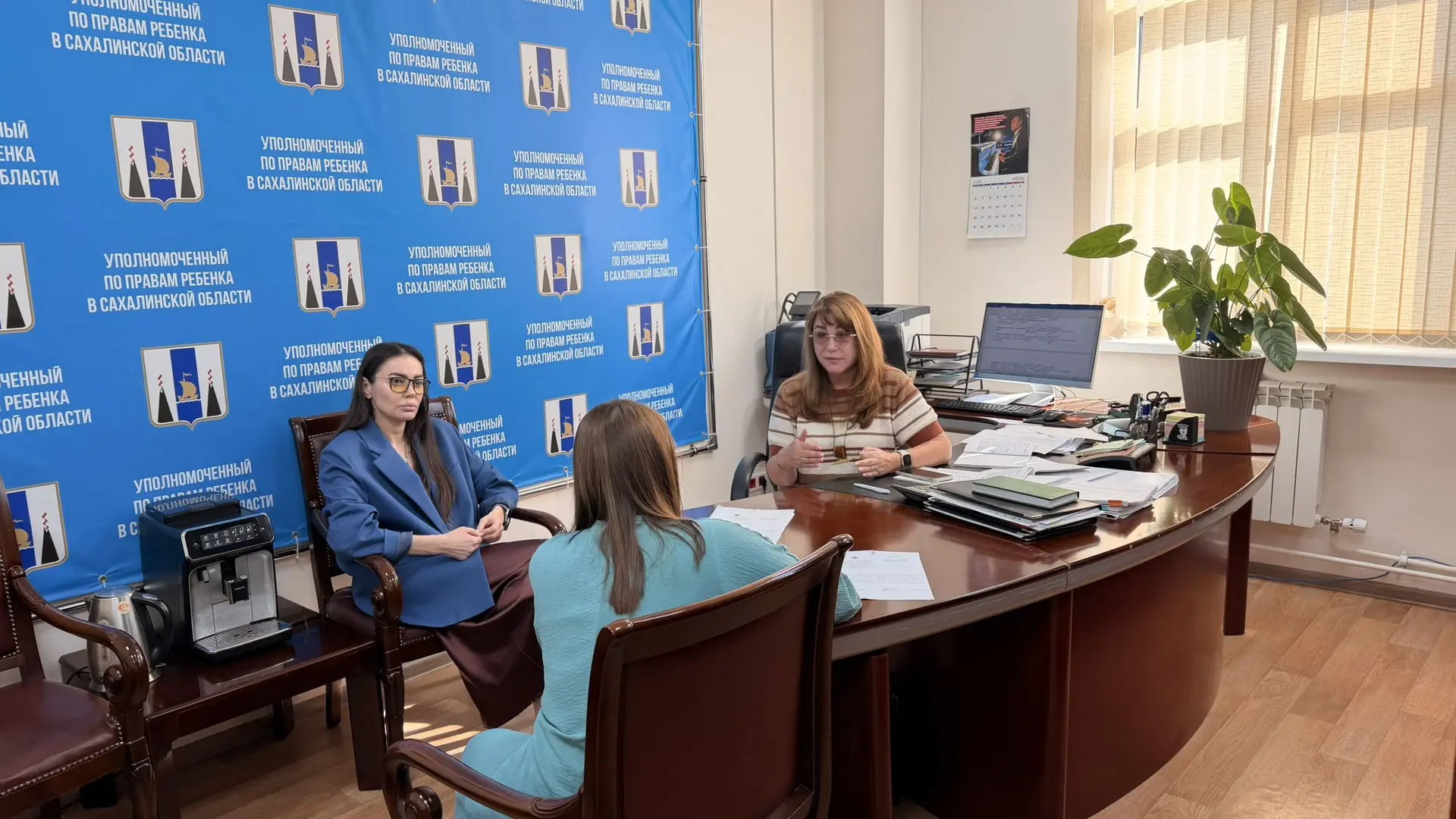 На  личный приём пришла мама двоих детей.

Судом уже установлен порядок общения отца с детьми, а так
