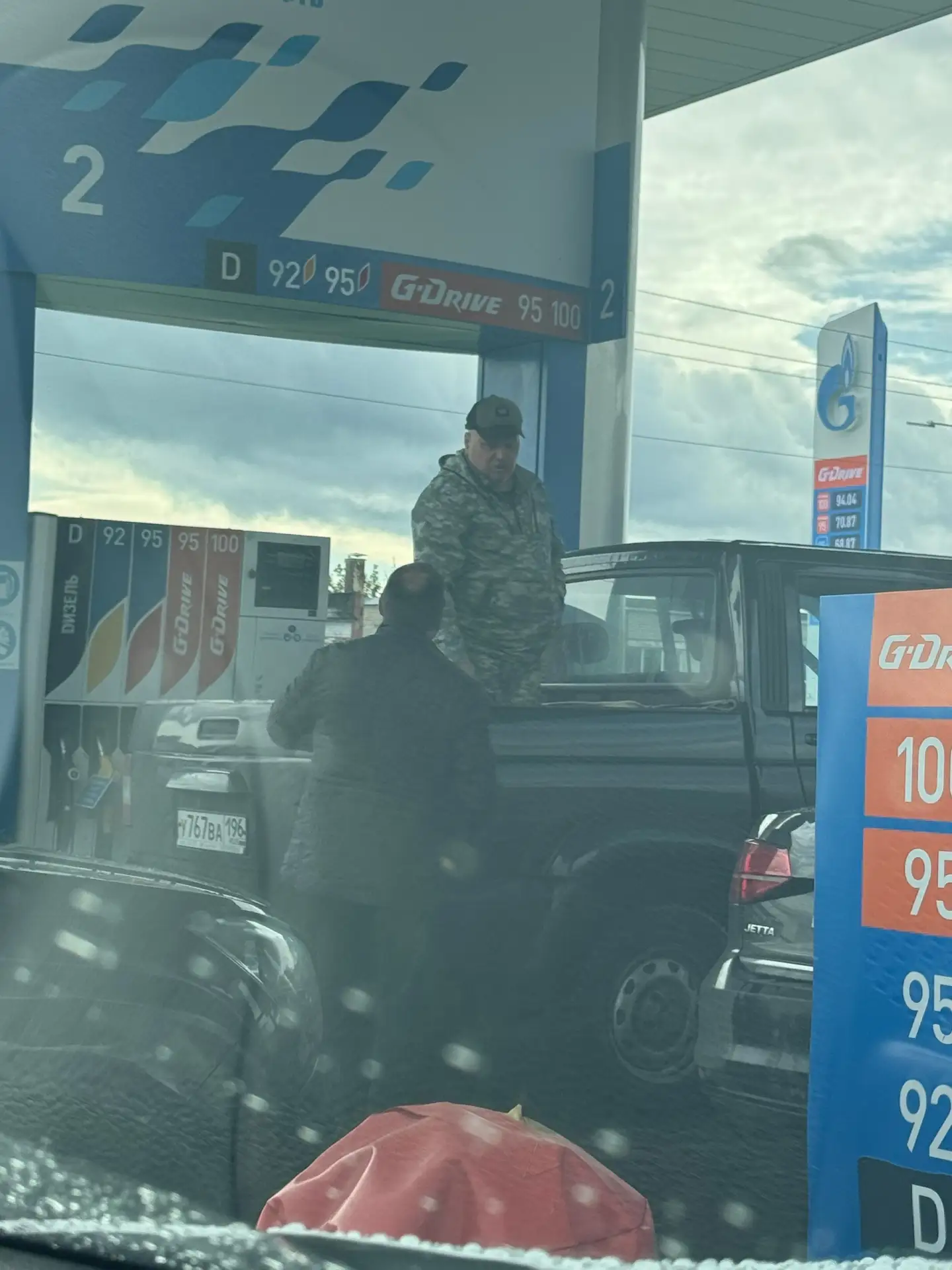 Вот он герой! Без очереди на заправку, люди стоят часами, а мы самые блатные, да еще и ...