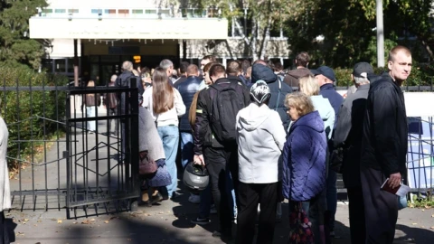 В Екатеринбурге рабочие заводов выстроились в очередь на выборы