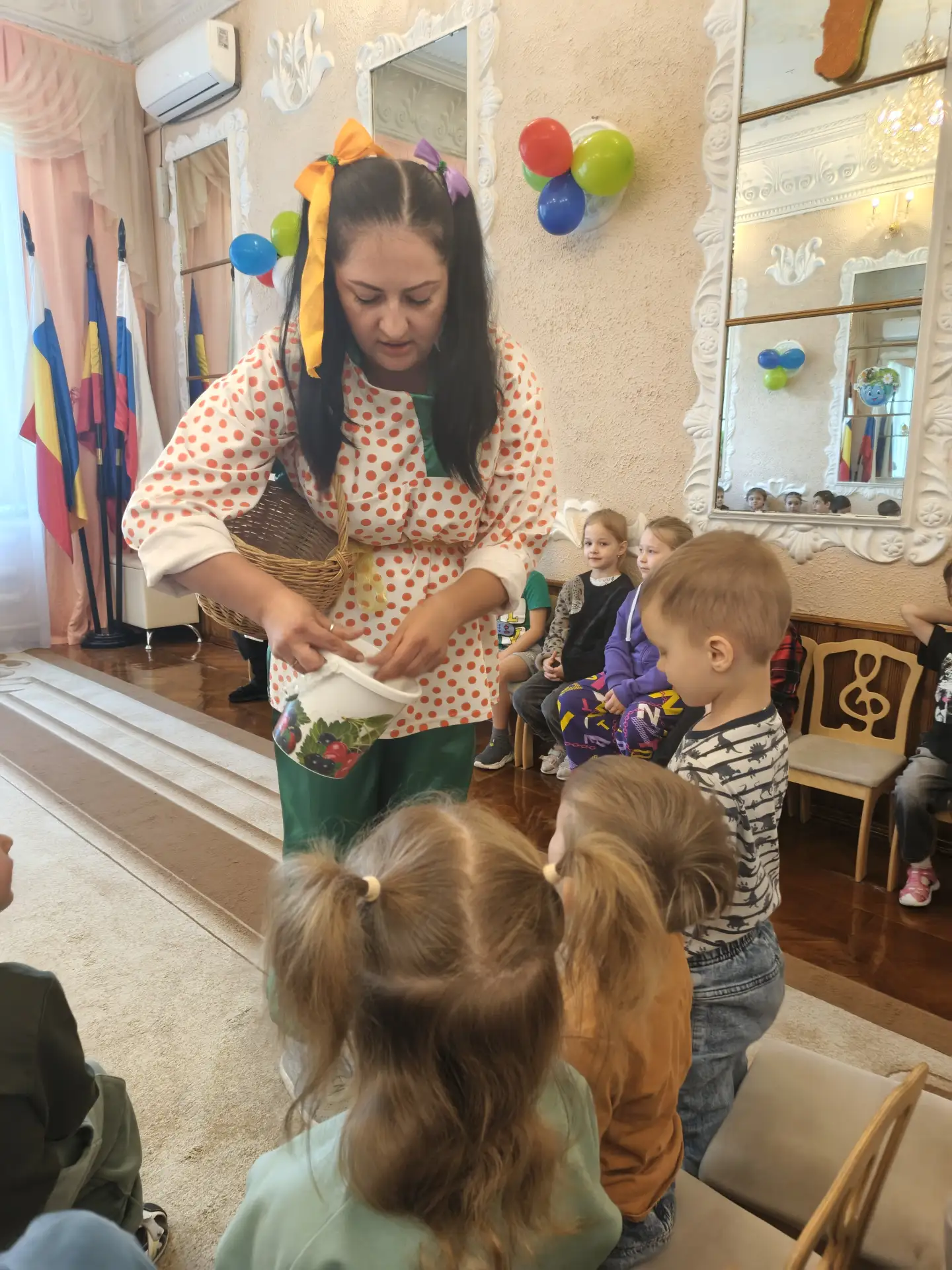 Лето пахнет земляникой,