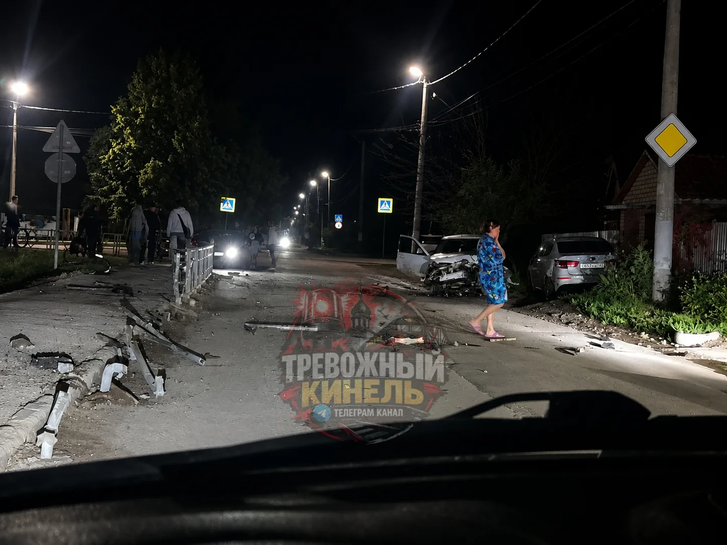 ⚡️Ночное ДТП в Кинеле.

Повреждено ограждение, столб и стоящая около дома Рио.

Подробностей нет.