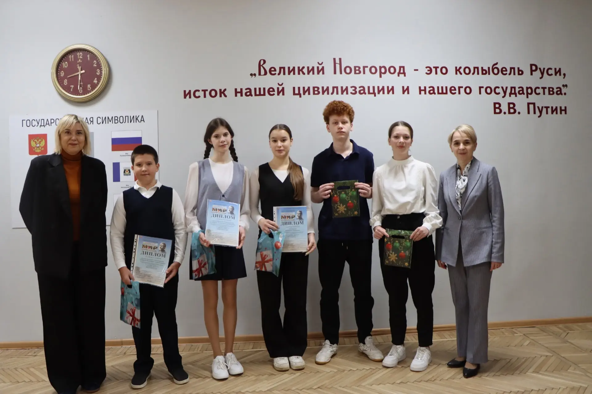 🎙️🎄"Новый год шагает по планете"  Так называлась традиционная школьная радиопередача, прошедшая сего