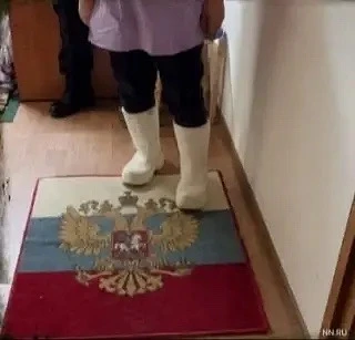 🇷🇺 Женщину из Узбекистана депортируют из-за коврика с флагом России в Нижегородской о...