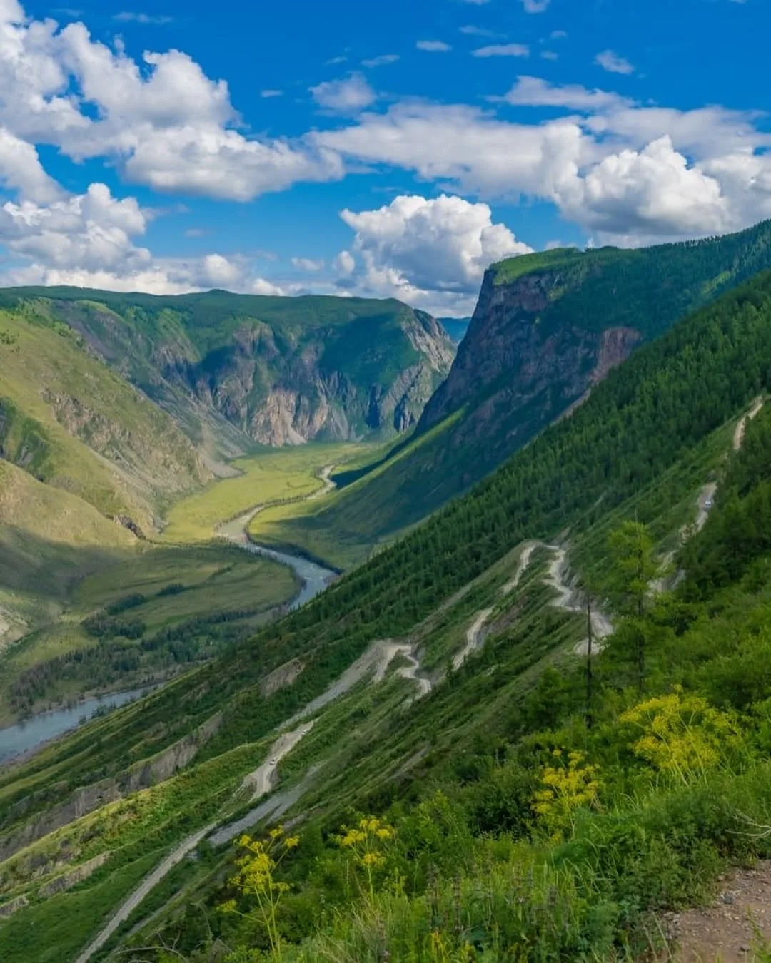 🌄 Чулышманская долина  Это место — один из самых нетронутых районов Горного Алтая. Дороги здесь в ос