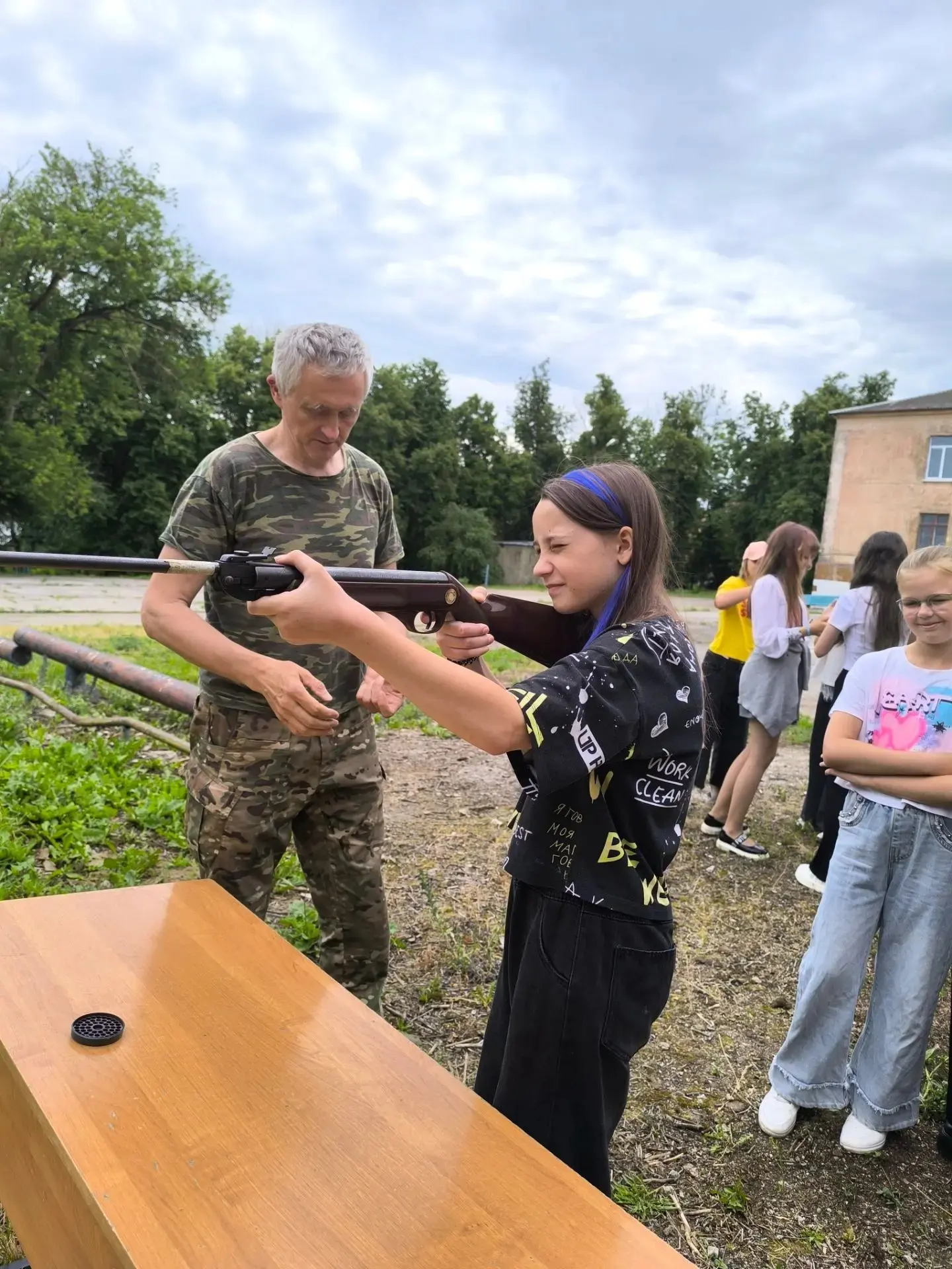 В честь Дня памяти и скорби в школьном лагере «Родничок» прошла тематическая программа «Военная троп
