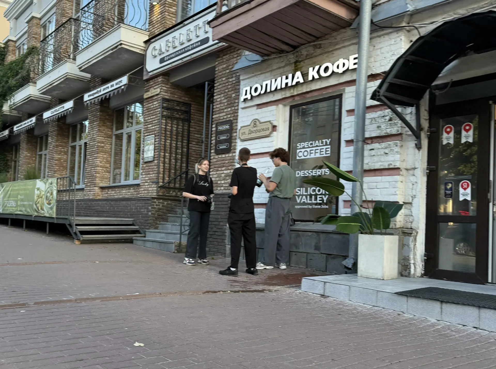 На центральных улицах города замечены лица, промышляющие новым для нашего города способом заработка.