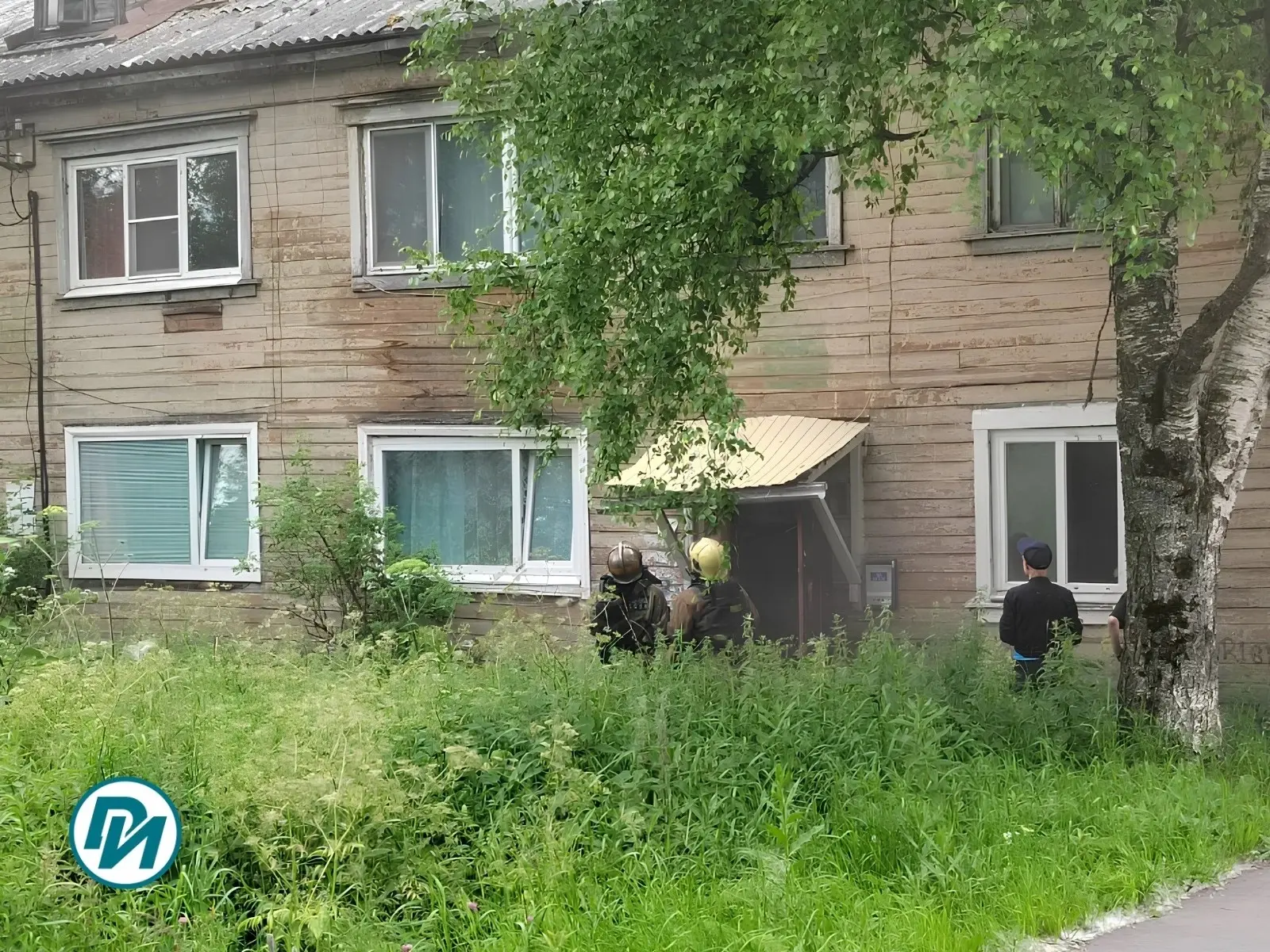 Горит деревянный двухэтажный дом на пр. Обводный канал, 123.
