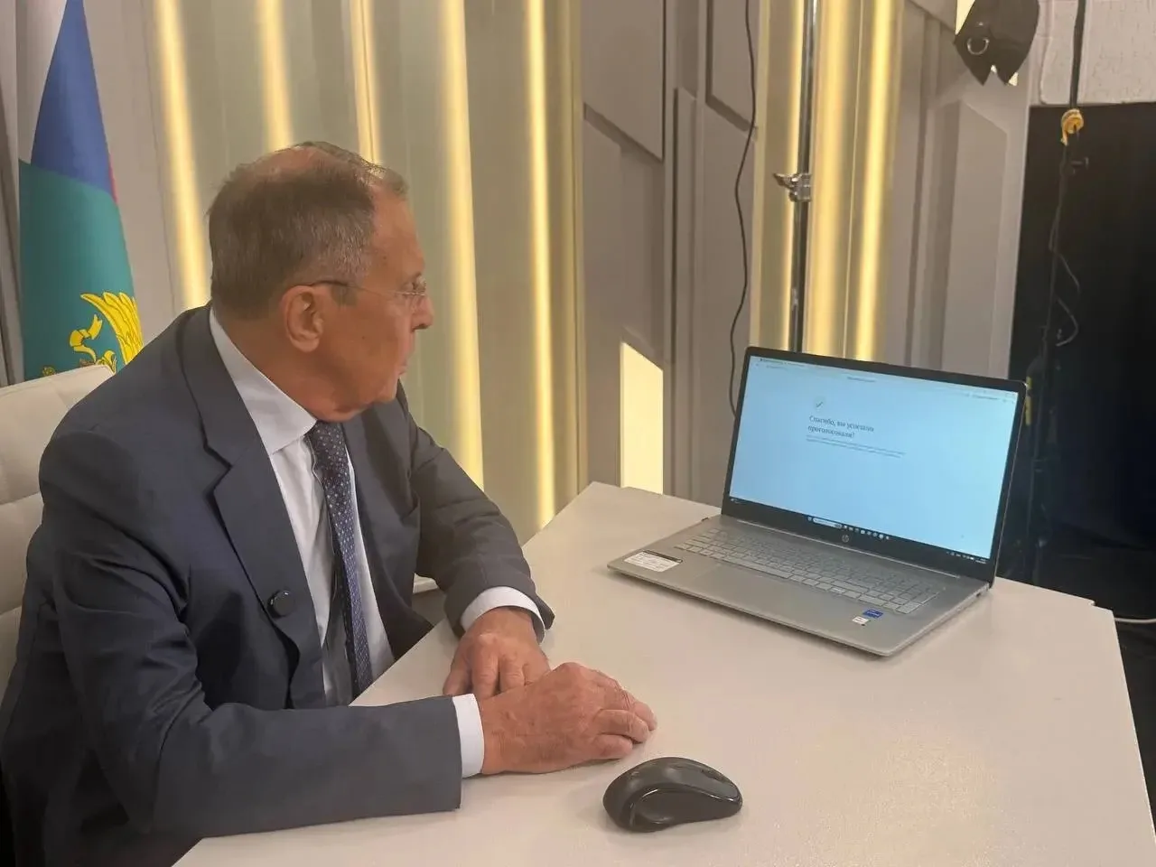 Сергей Лавров в электронном формате проголосовал на выборах в Госдуму, сообщила Мария З...