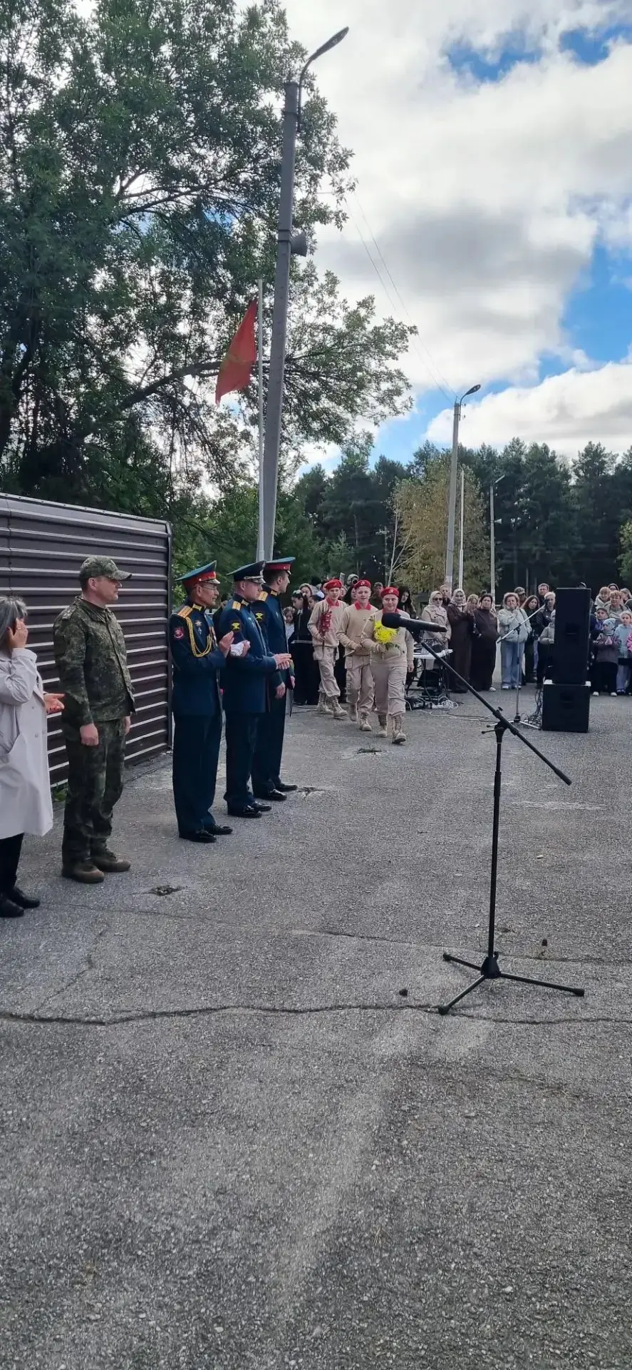 Сегодня на торжественной линейке, посвященной дню Знаний юнармейцы Порошинской школы Ка...
