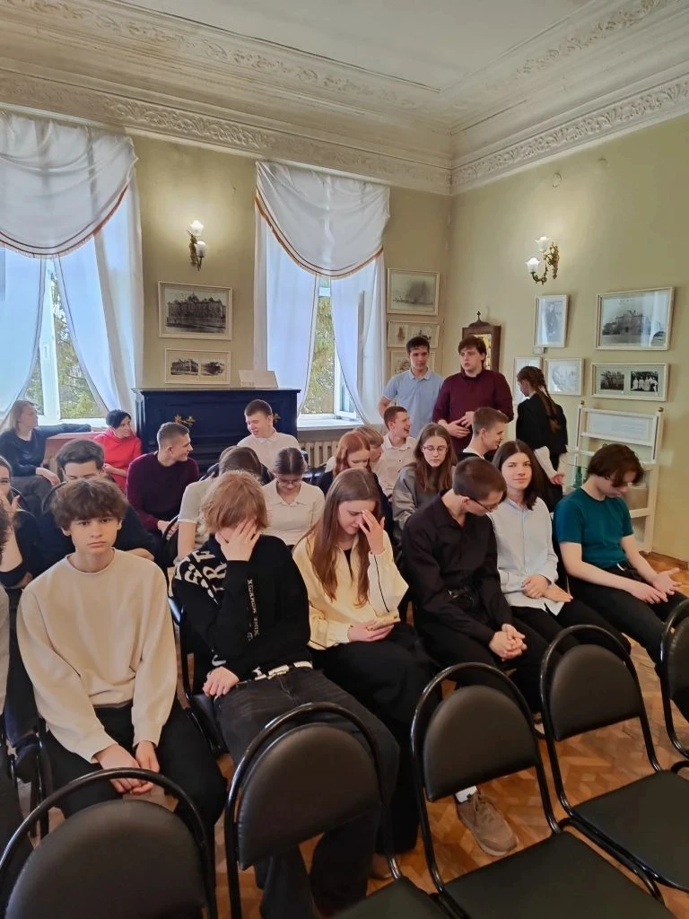 Сегодня в краеведческом музее прошла встреча учащихся 10 А класса с ветеранами МВД. Ребята услышали 