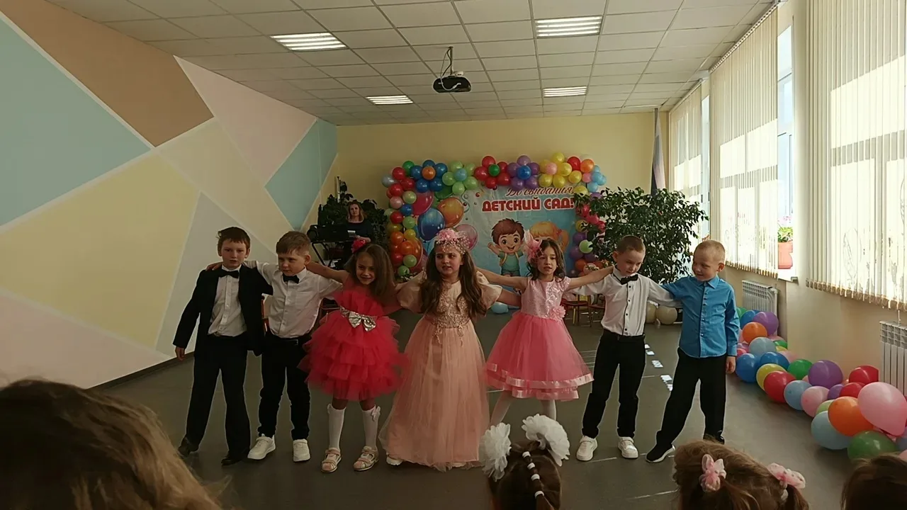 Самый трогательный старт: как в нашей школе провожали в первый класс