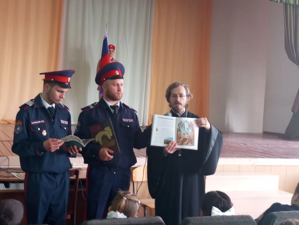 Сегодня в школе в рамках  "Разговоров о важном" состоялась встреча кадетов и юнармейцев с отцом Геор