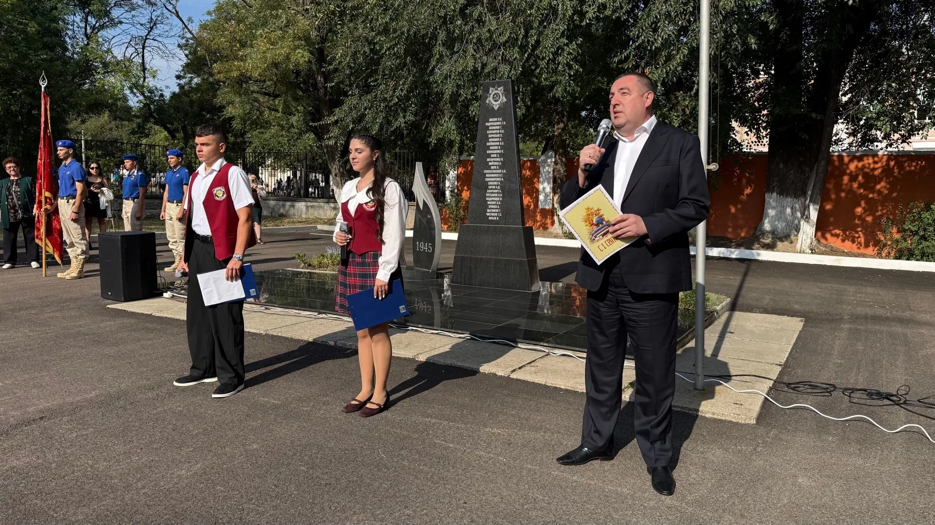Первое сентября — день, когда школьные коридоры вновь наполняются детским смехом, а на ...