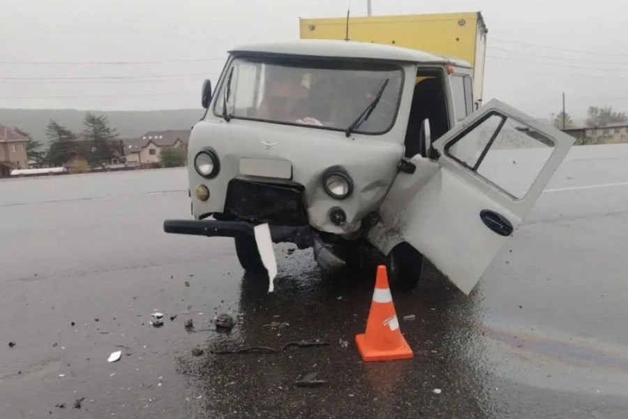 Три человека пострадали в ДТП с УАЗом в Магадане