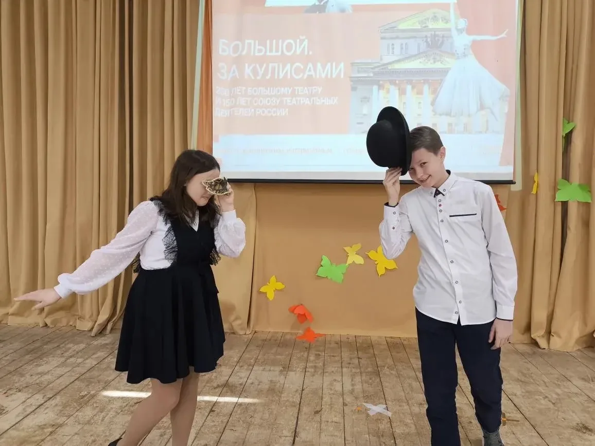 ВЗГЛЯНУТЬ В ЗЕРКАЛО ЭПОХИ: ШКОЛА ОТКРЫЛА КУЛИСЫ БОЛЬШОГО ТЕАТРА! ✨🎭  Хотите узнать, как обычный учеб