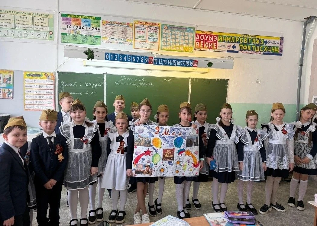 🧵🎖️ Подарок с теплом и благодарностью Во 2 корпусе на уроках труда под руководством Живойкиной Е. В.