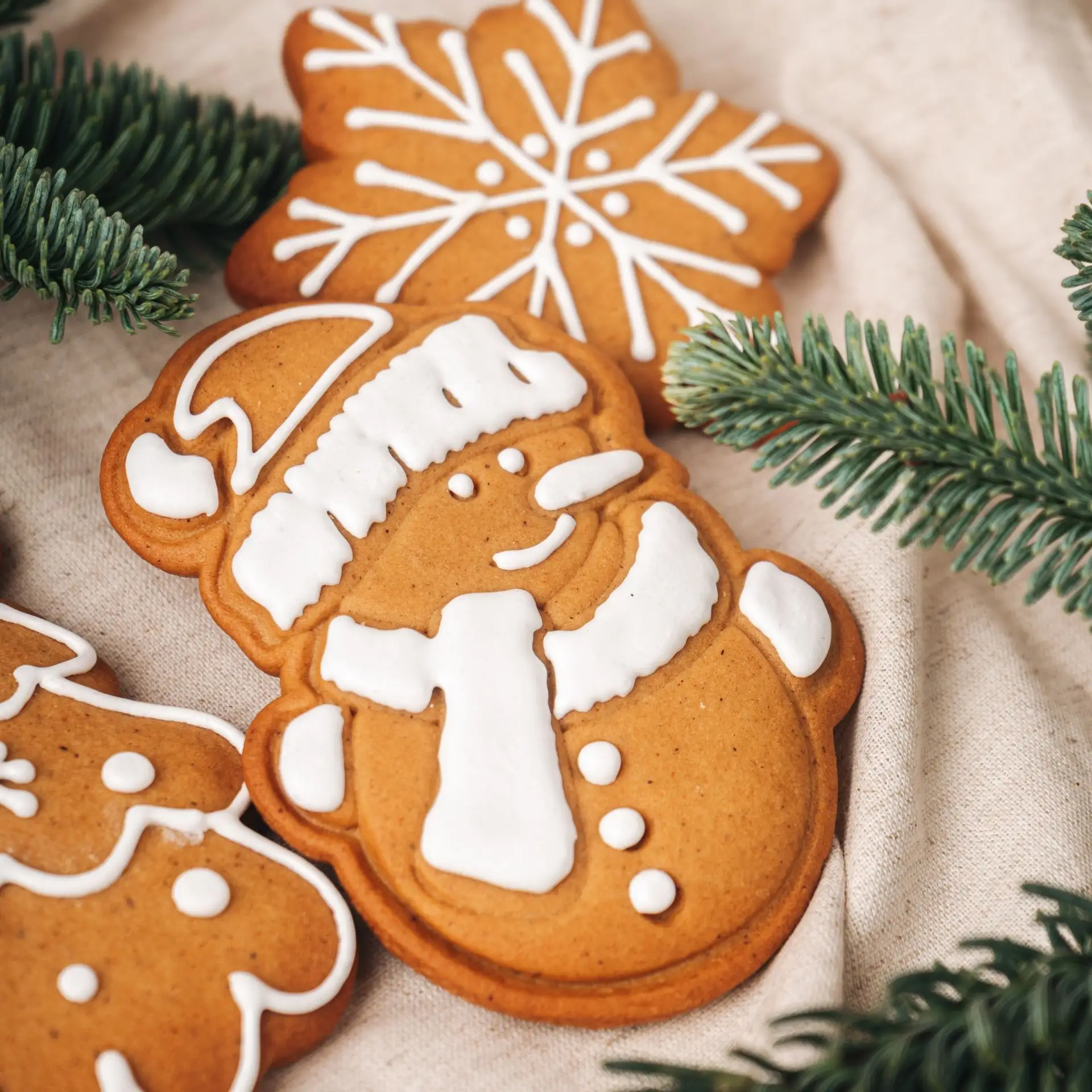 Имбирные пряники — один из самых тёплых и уютных символов Нового года 🎄  Аромат корицы и имбиря мгно