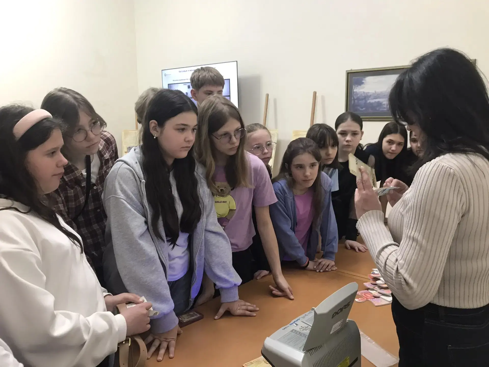 💰Сегодня учащиеся 6Б класса вместе с классным руководителем Гавриловой А.С. побывали в музее Банка Р