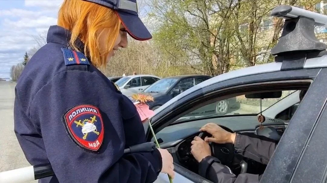 👮🌷 Цветы вместо штрафов: акция для трезвых водителей на Среднем Урале  В Свердловской области проход