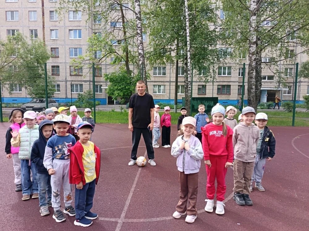 ⚽🏃‍♀️ В детском саду прошёл товарищеский матч по футболу между старшими группами. Юные...