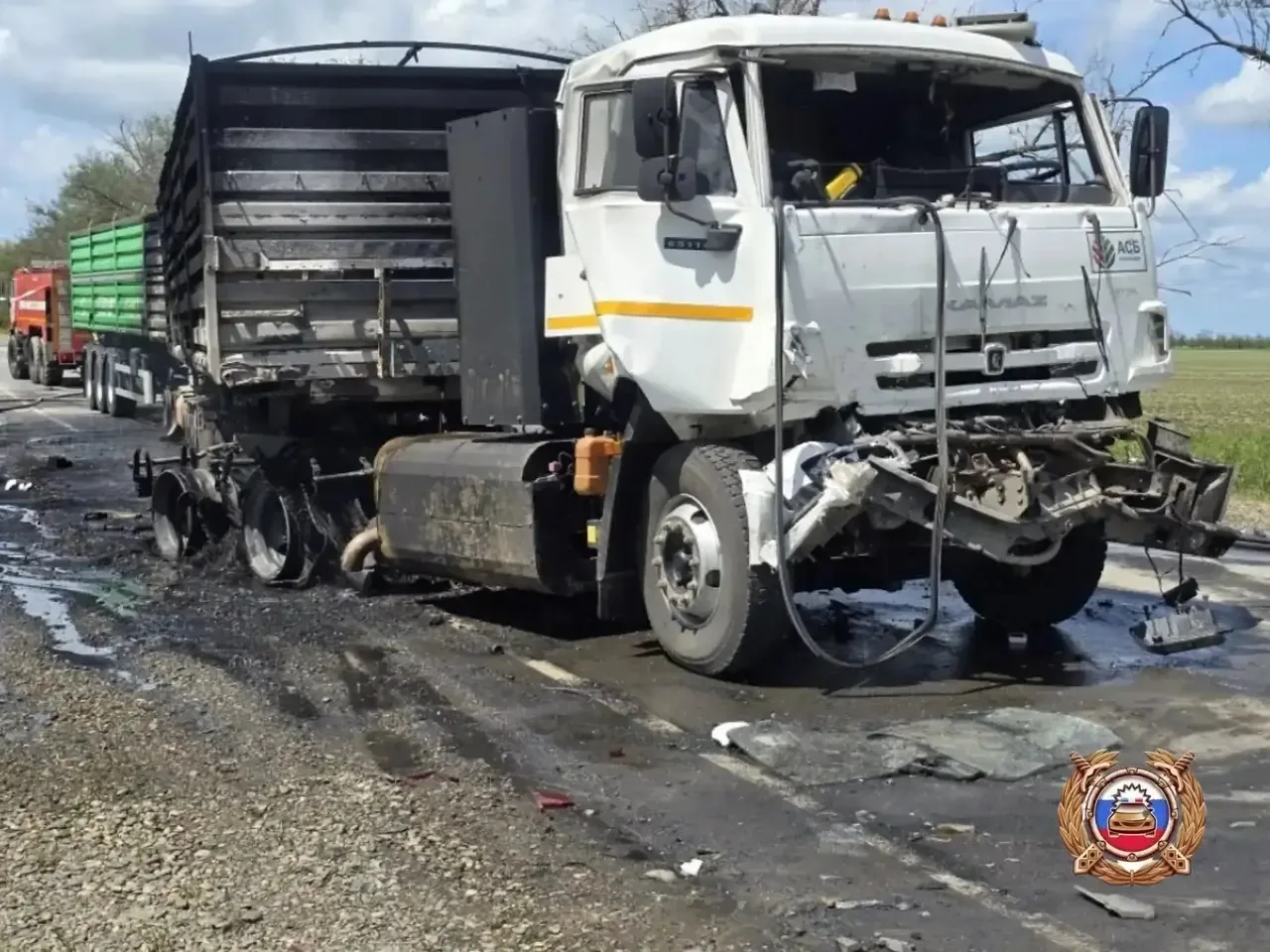 В Ипатовском округе водитель КамАЗа врезался в стоявшие грузовики и погиб 🚛    ДТП произошло 14 мая 