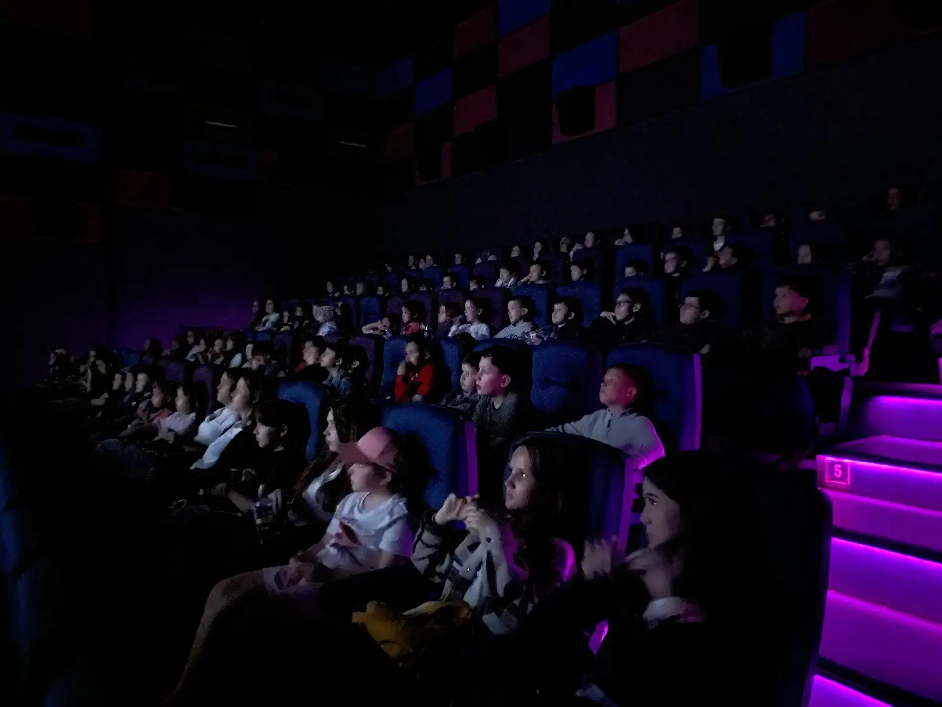 🎞️ Сегодня ребята из пришкольного лагеря посмотрели фильм «Побег из волшебного измерения» в кинотеа