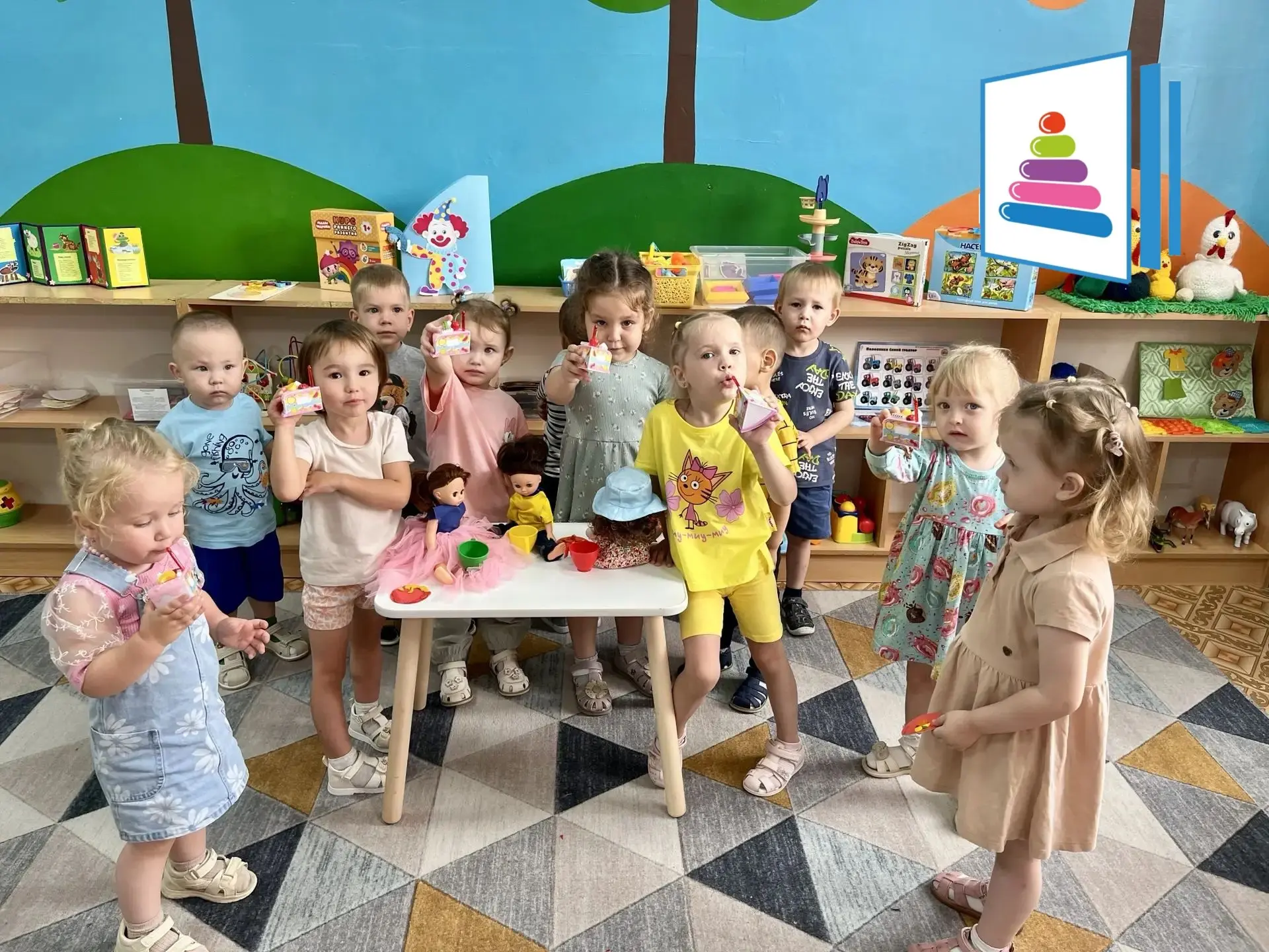🎂 Во второй младшей группе "Лесная полянка" ярко отметили Международный день торта! 
Ребята узнали,