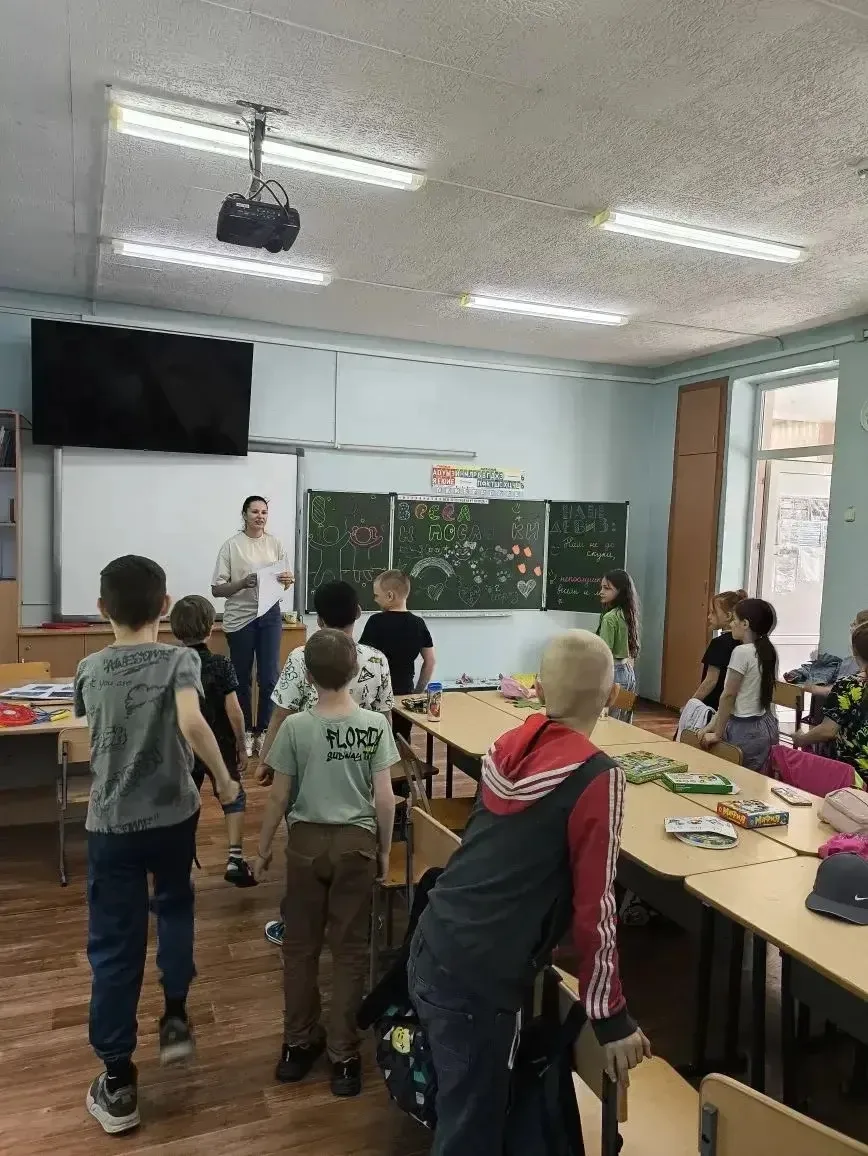 Сегодня во втором отряде были проведены занятия по правилам дорожного движения. Дети в ...