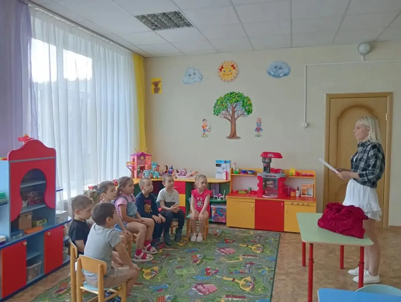 В старшую группу "Ладушки" в гости приходил педагог из Лесновского ДДТ Синотенко Ю.Н. с игрой "Волше