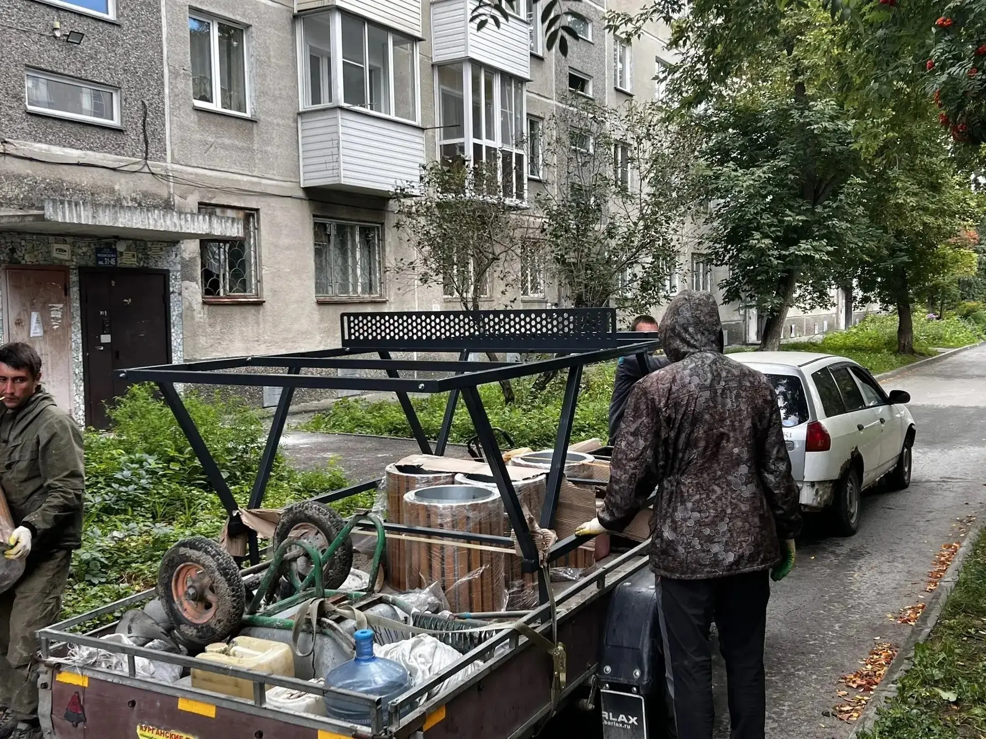 Выполнена установка урн около дома, ул. Чемская, 12.