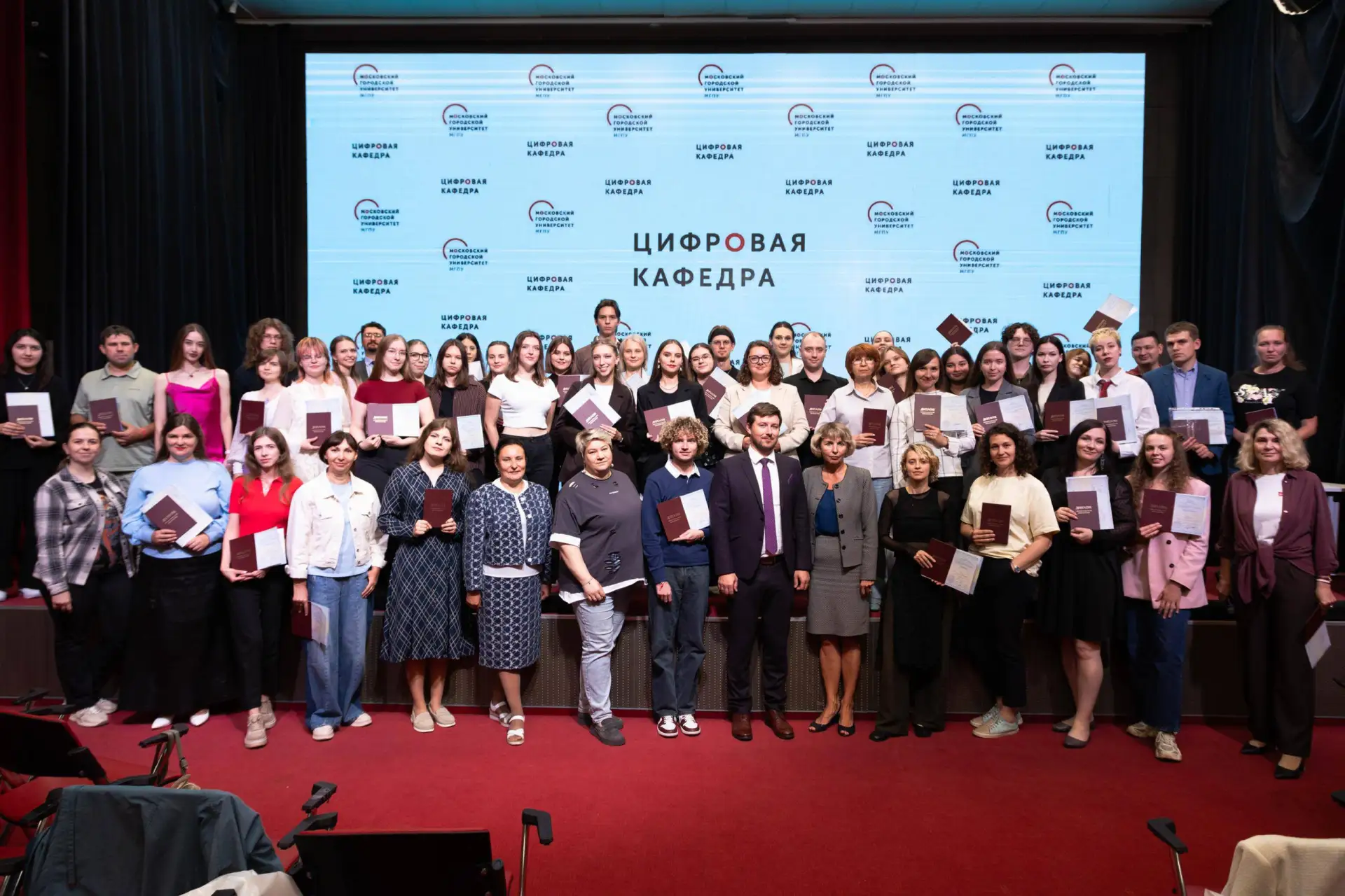 Более 1000 студентов получили дипломы о профессиональной переподготовке по ИТ-программа...