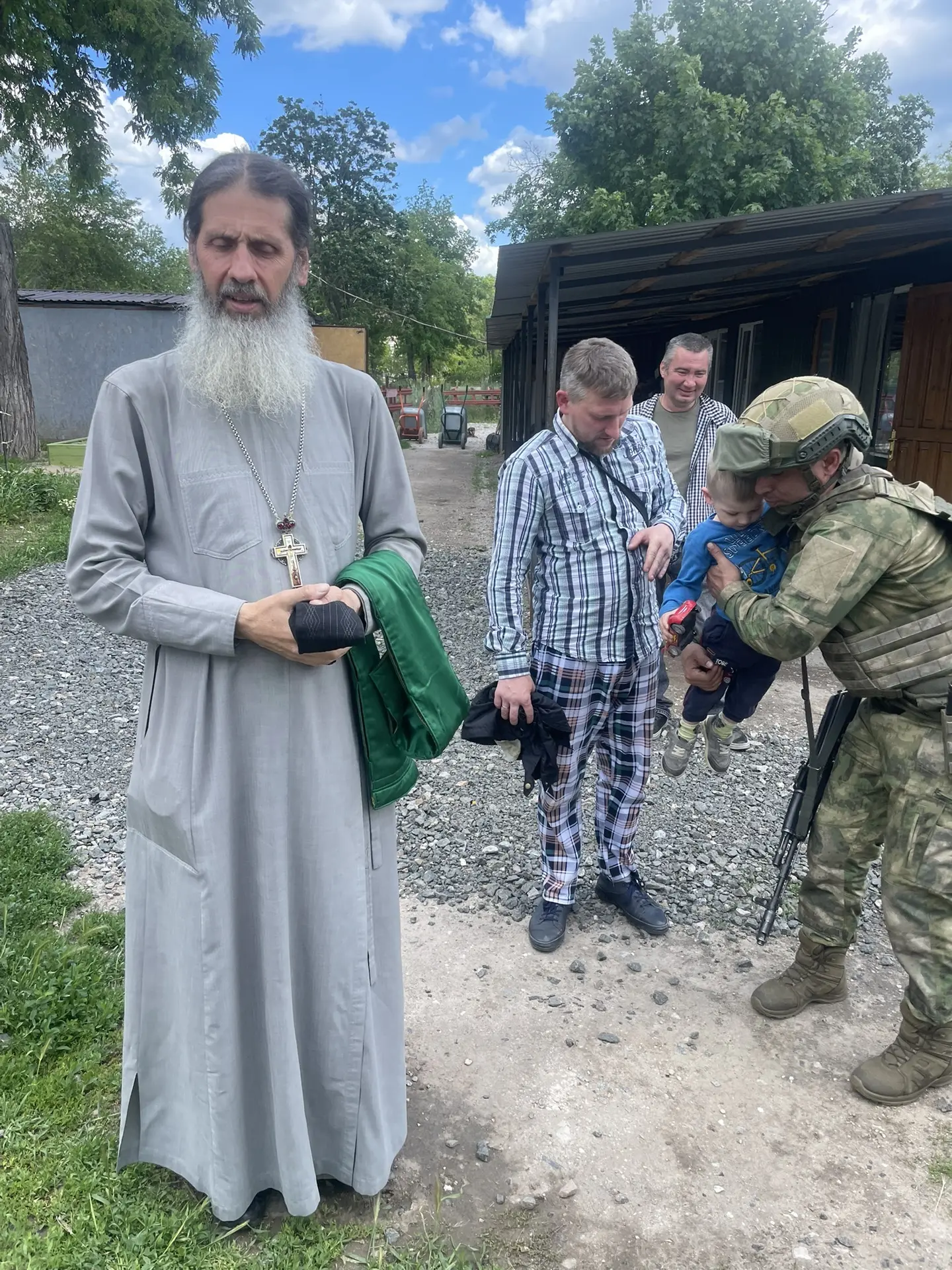 1 июня в День Защиты детей волонтеры МООВ Шторм  по ДНР совместно с бойцами 354 отдельн...