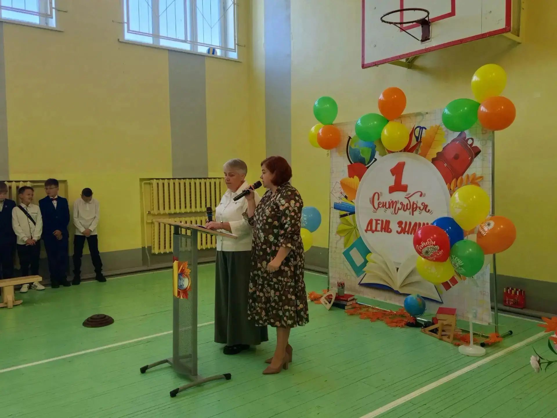 Сегодня в ЦО Коленовская школа прошла торжественная линейка, посвящённая дню Знаний.