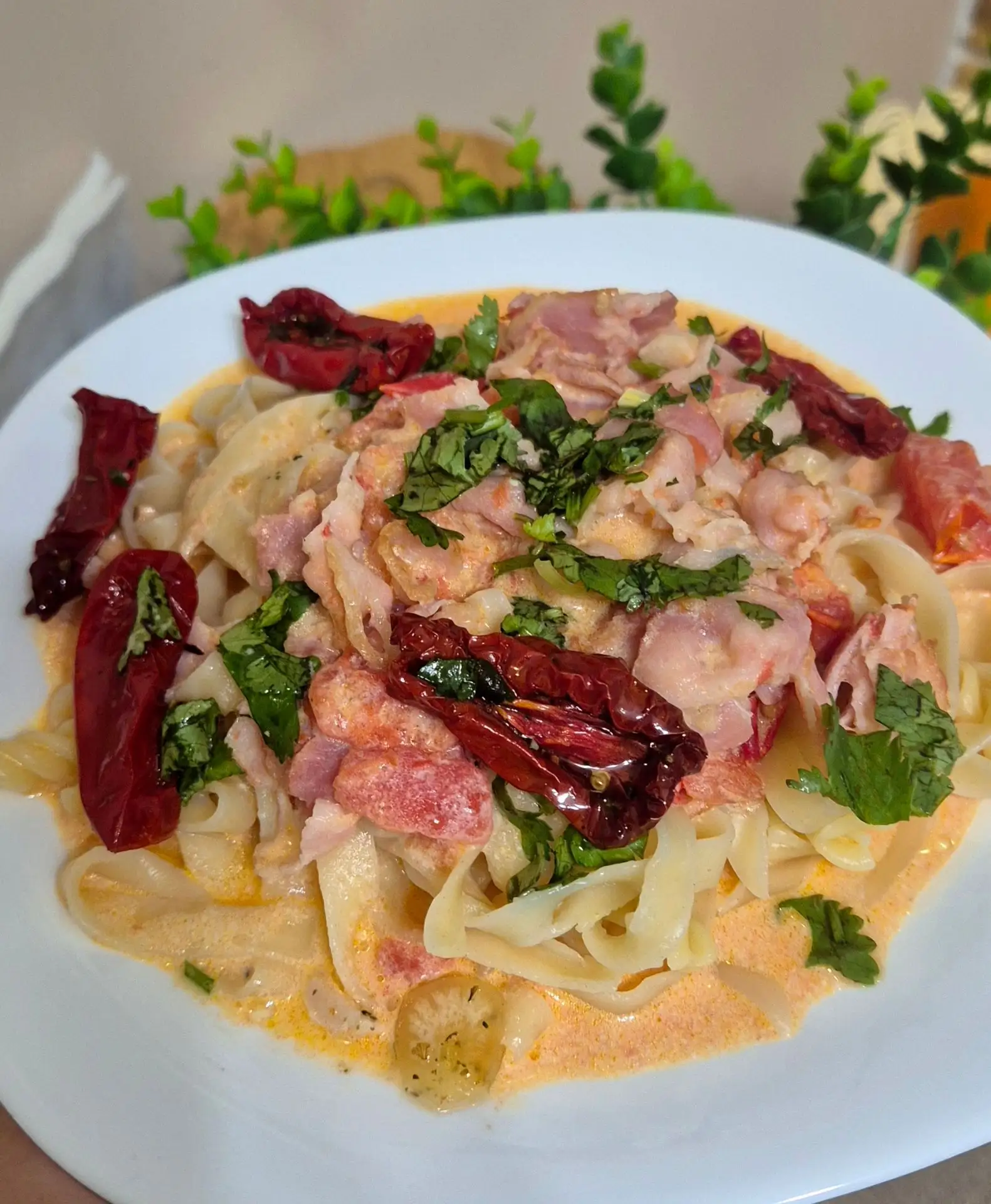 🍝 Паста с беконом, томатами в сливках с чесноком и сыром.