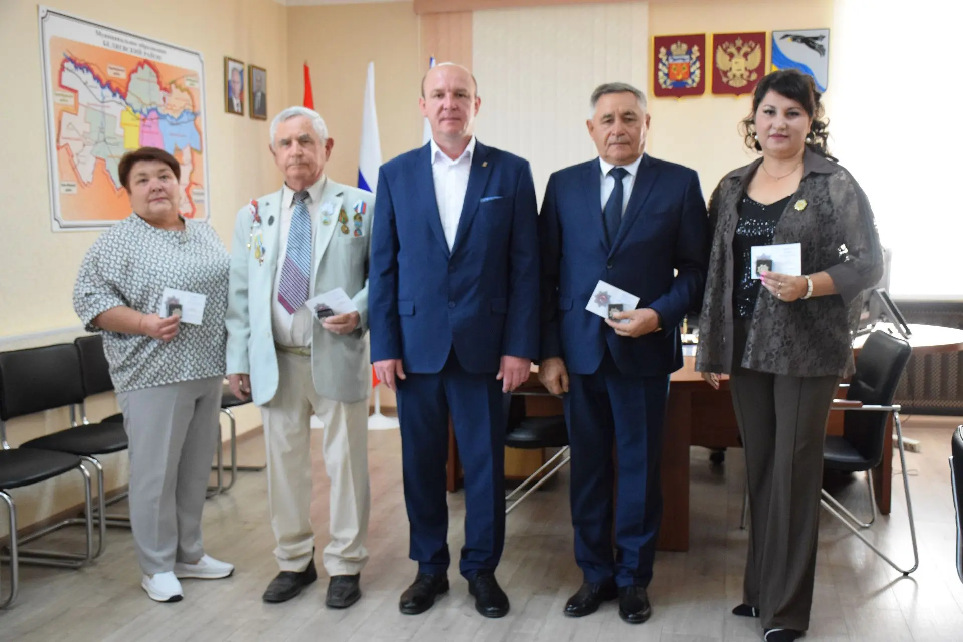 Жителям Беляевского района вручили памятные знаки «Гордость Оренбуржья».