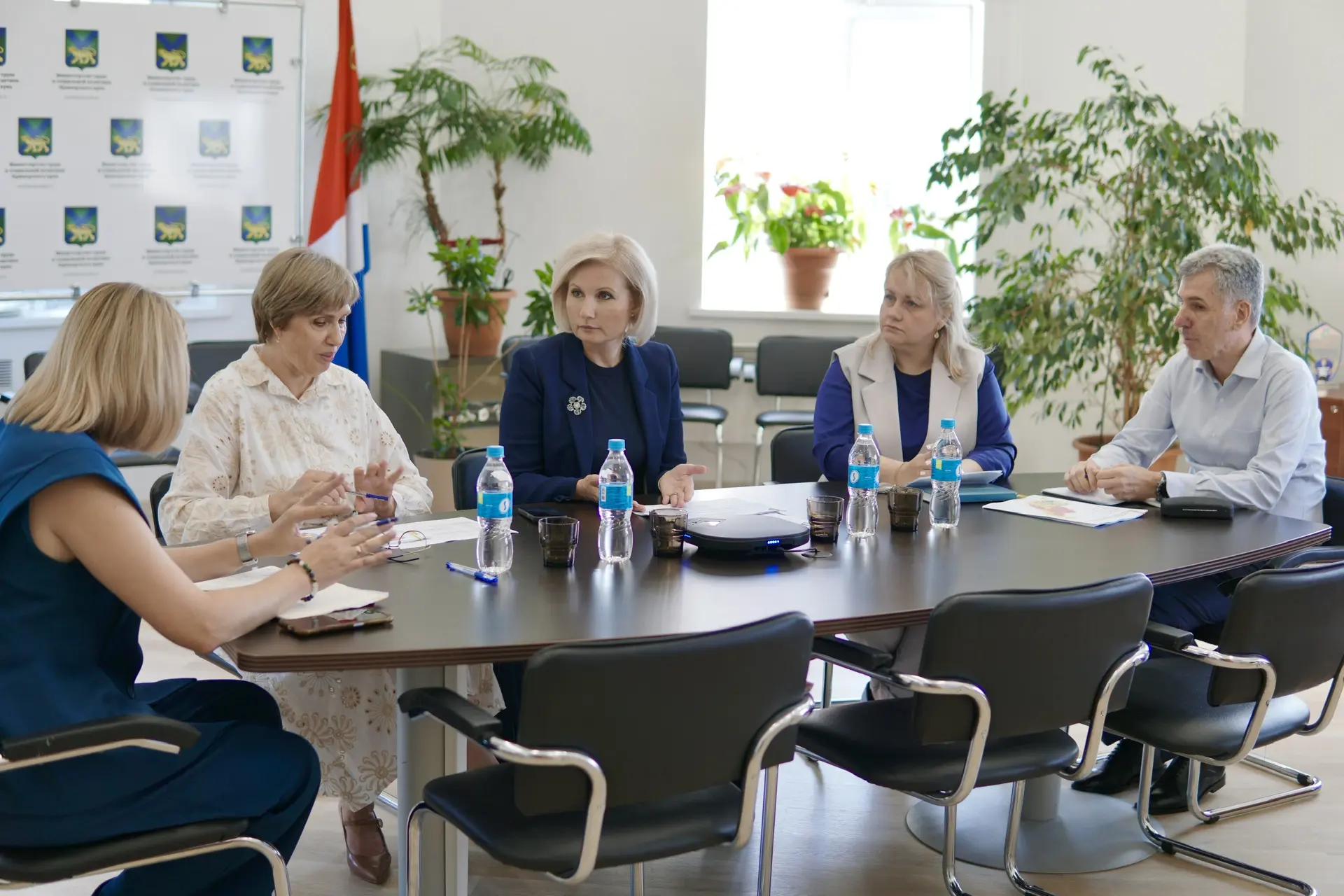 👨‍👩‍👧‍👦 Год работы Центра демографических компетенций: результаты Приморья обсудили...