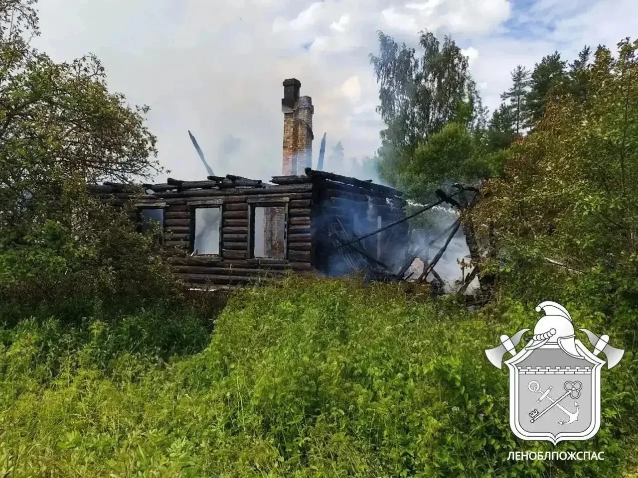Смертельный пожар уничтожил два жилых дома в Сланцевском районе