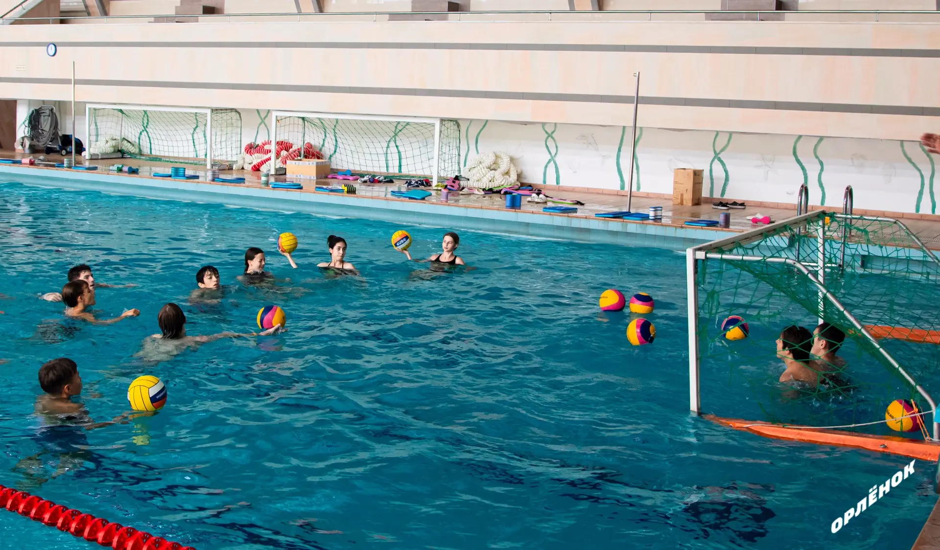 Забивай, плыви и побеждай 🤽‍♂️

В «Орлёнке» девчонки и мальчишки могу попробовать себя в разных вид
