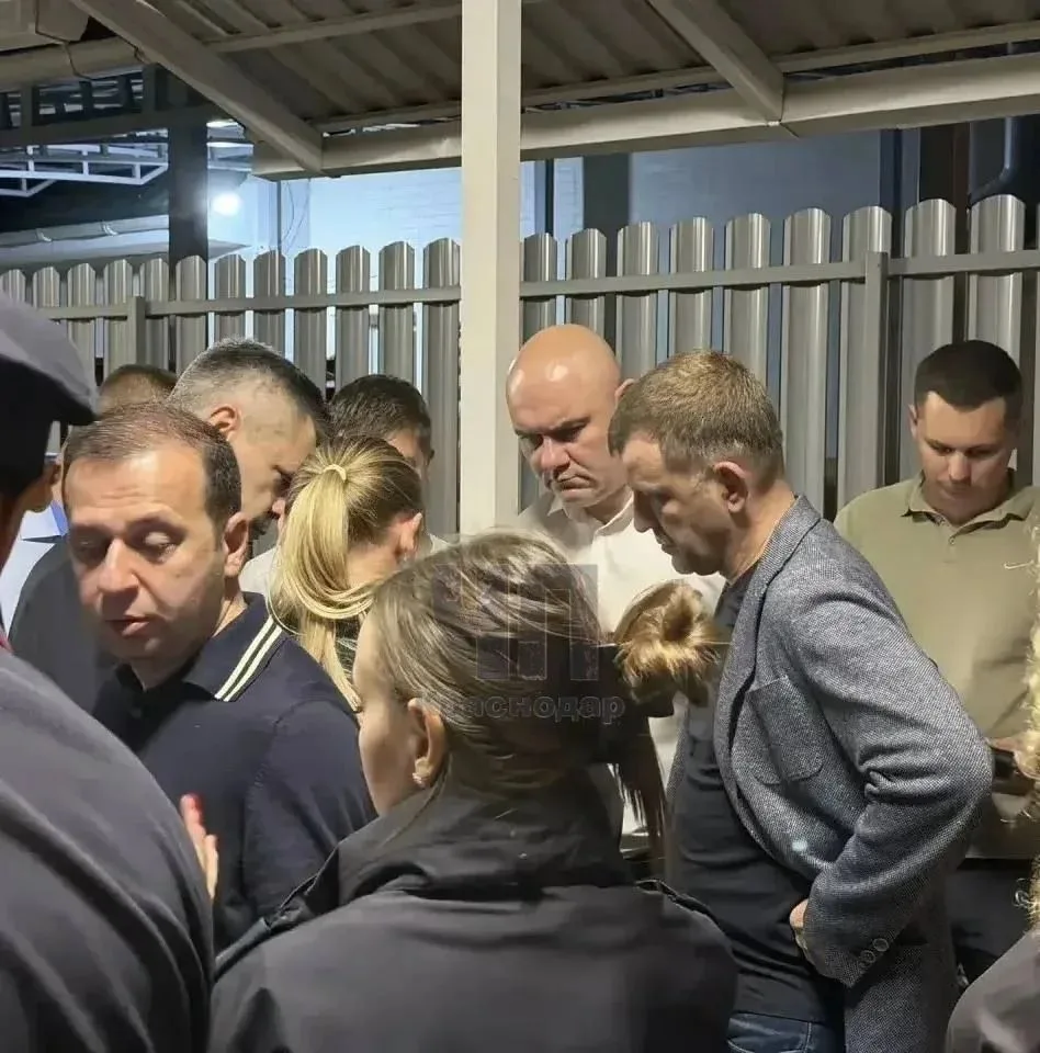 Глава города Евгений Наумов на месте, с пострадавшими детьми‼️
