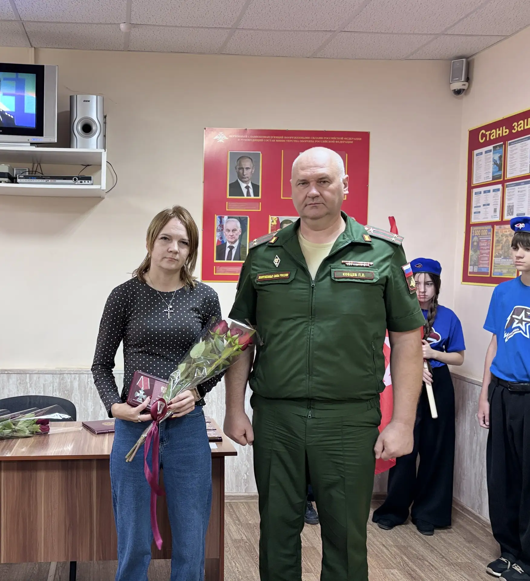 В военном комиссариате округа вручили награды родственникам погибших бойцов