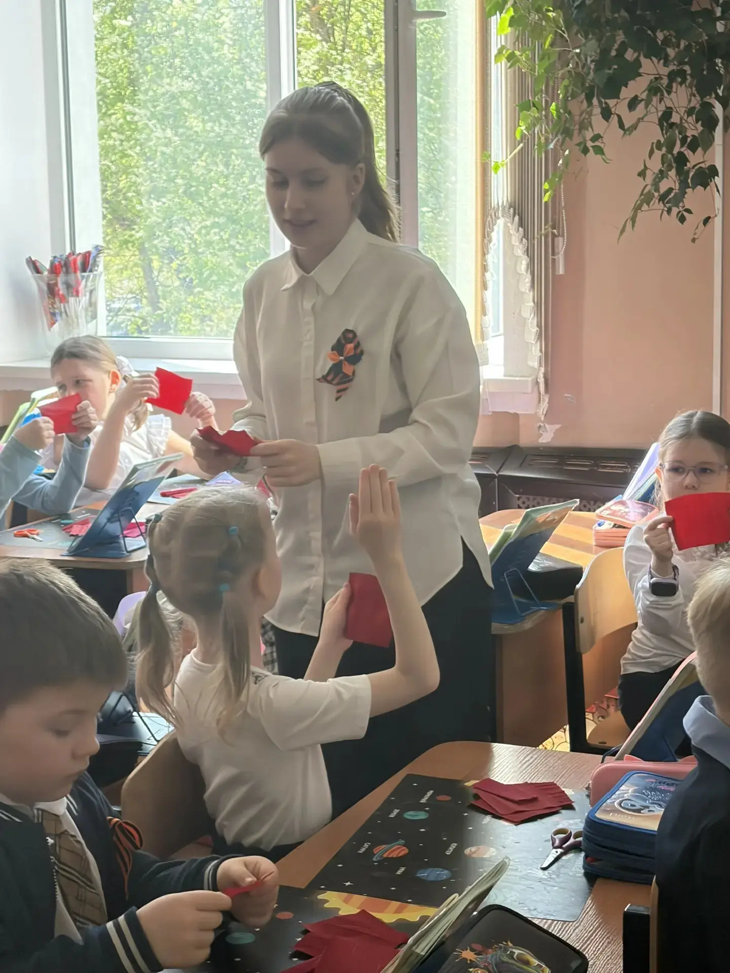 🇷🇺✨ В 1«А» классе МАОУ СОШ №10 прошёл необычный урок! А провела его ученица 8«Б» — Романова Екатерин