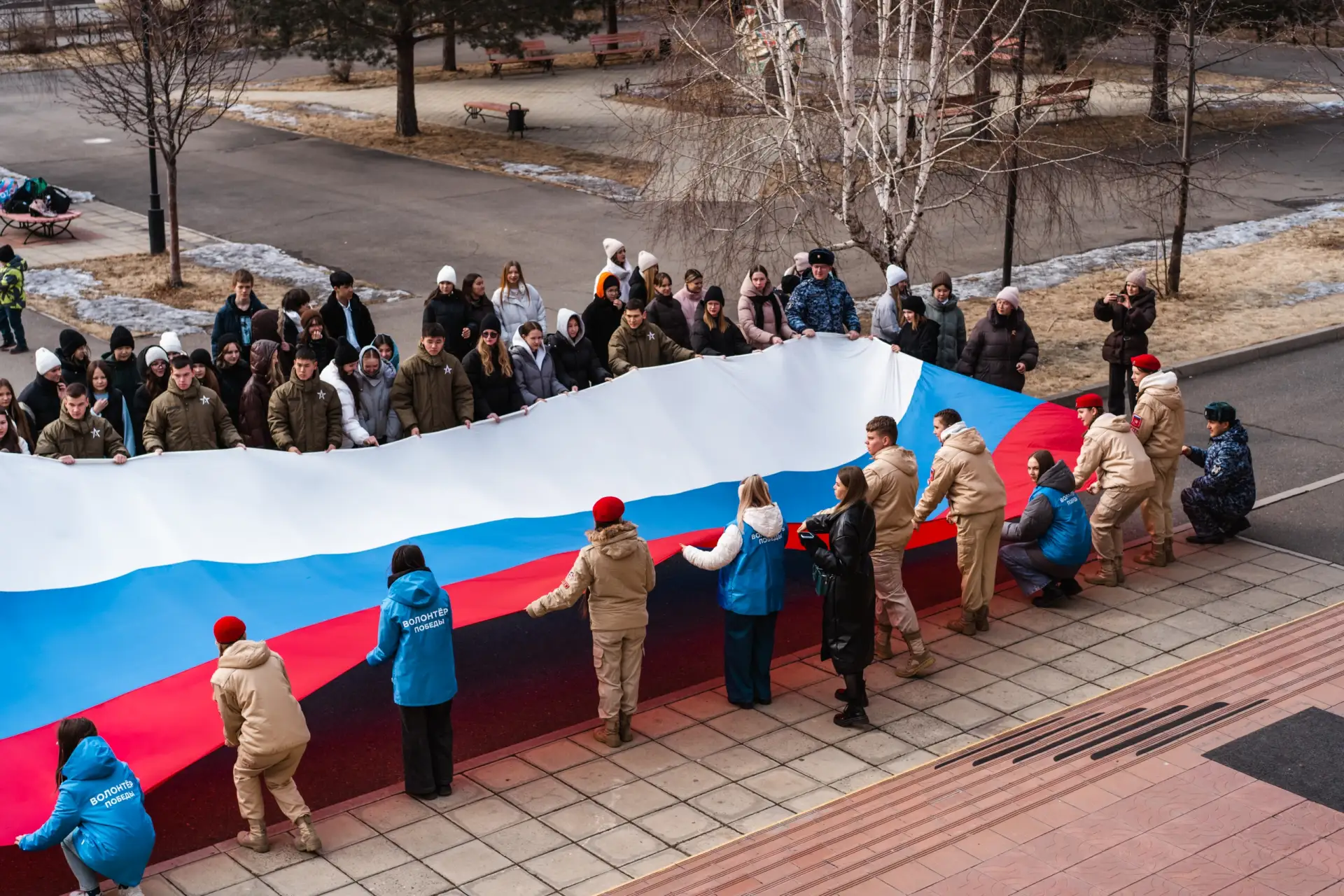Под единым флагом 🇷🇺  В День воссоединения Крыма и Севастополя с Россией Волонтёры Победы Республики