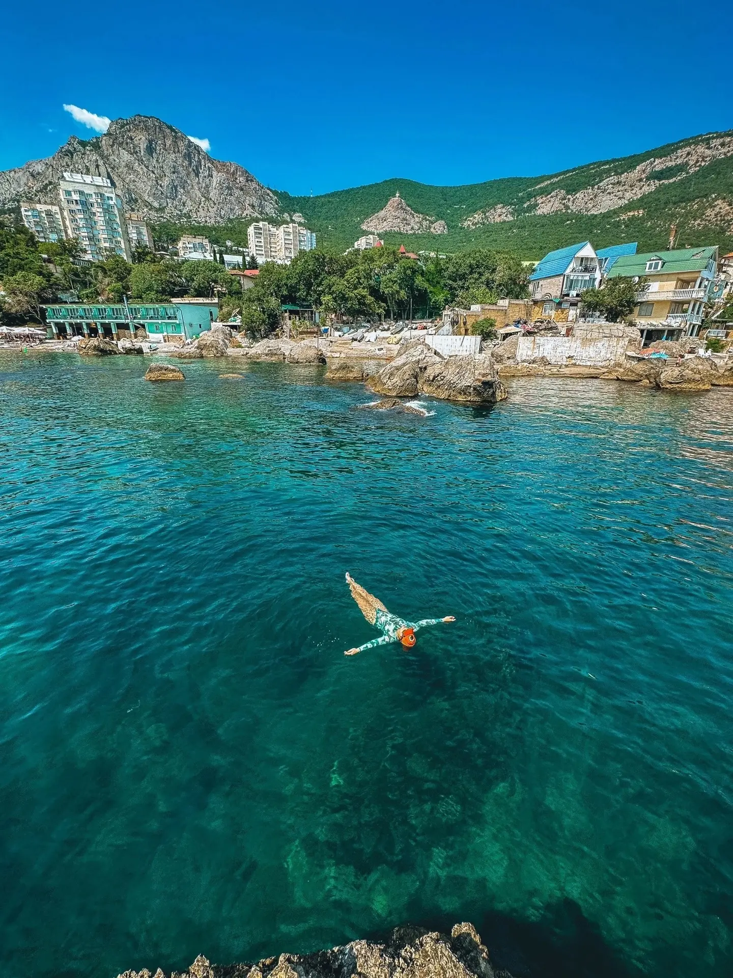Форос — это место, где горы целуются с морем.