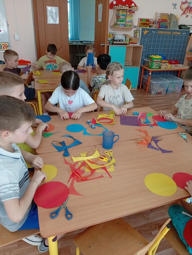 Сегодня в группе "Радуга" прошло занятие по ручному  труду. Дети показали такие умения,...