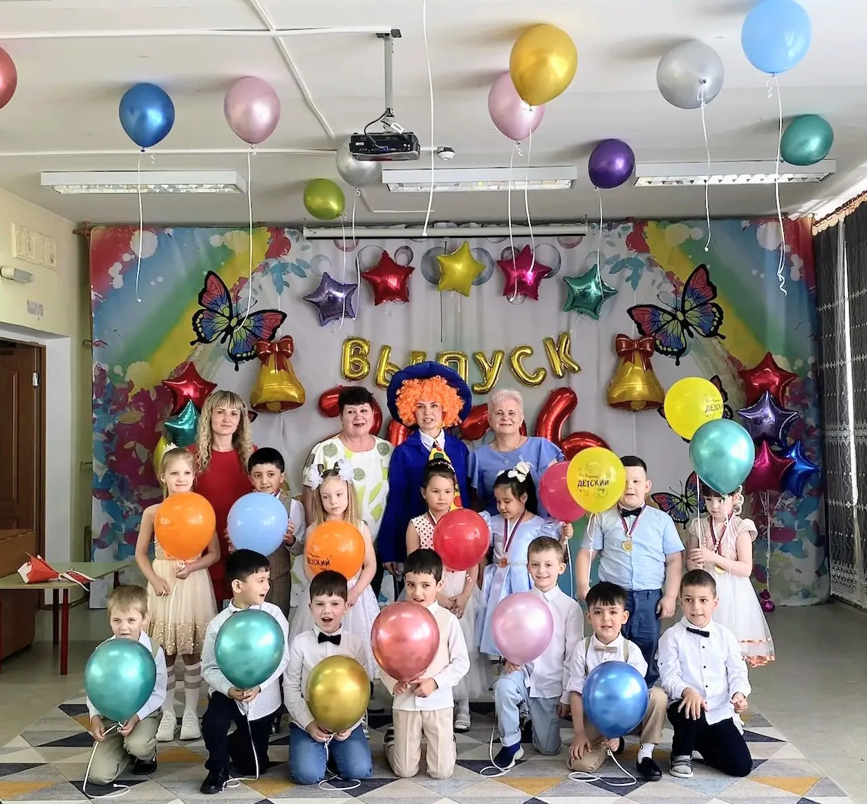 🎈 Прощай, детский сад!

Начался сезон выпускных! Сегодня с детским садом прощались ребята из группы